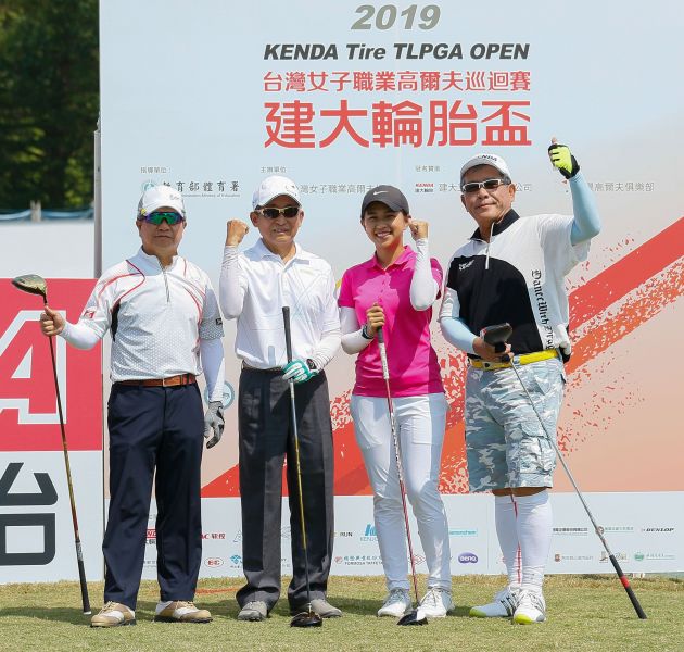 配對賽冠軍由職業選手吳曉玲(右2)與三位業餘球友獲得。大會提供