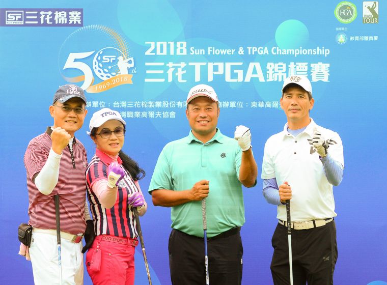 配對賽冠軍由職業選手陳元車(右2)與三位社會業餘人士獲得。