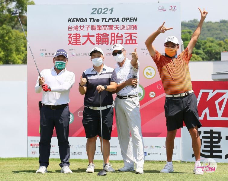 配對賽冠軍由職業選手陳孟竺(左2)及同組的貴賓獲得。官方提供