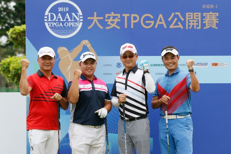 配對賽冠軍由職業選手黃頎(左二)及同組貴賓們獲得。葉勇宏攝影