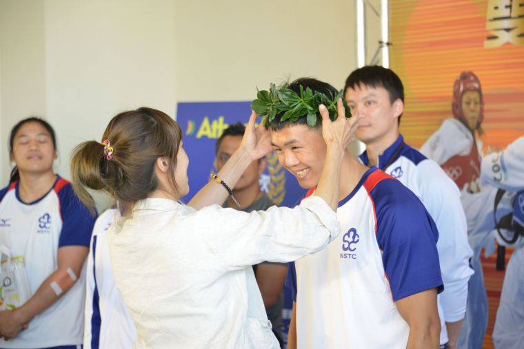 金牌選手陳詩欣為競技體操唐嘉鴻戴上祝福的桂冠。國訓提供