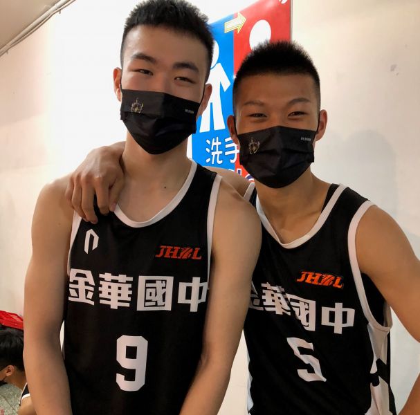 金華昔日少籃冠軍「海山幫」蔡昇峰（右）、劉東勝哥倆好。大會提供