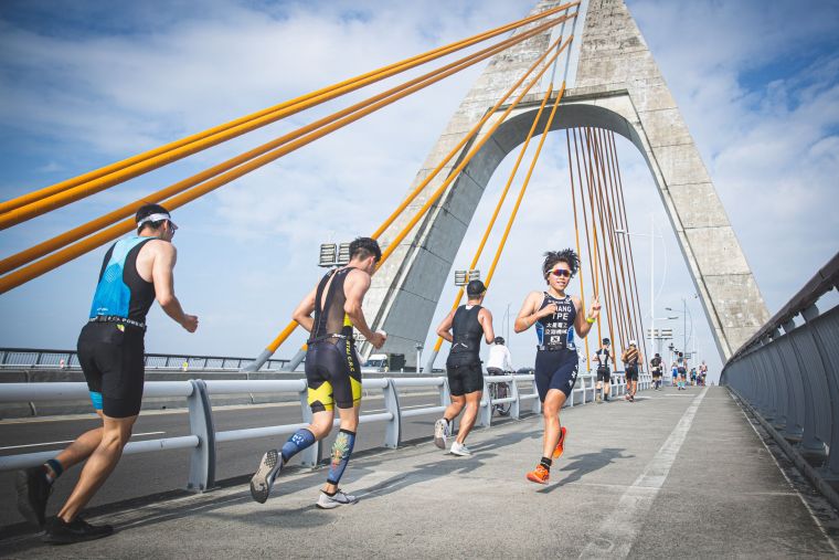 鐵然三項最後一項路跑賽段，選手們會經過大鵬灣最著名的地標「鵬灣大橋」，一覽賽道周邊美景。大會提供