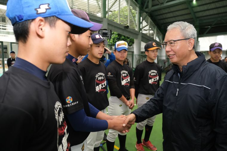 長期關注台灣棒球教育與發展的頂新和德文教基金會創辦人魏應充，也出席『追夢工程計畫』測試會現場，於賽前給予小選手們鼓勵。