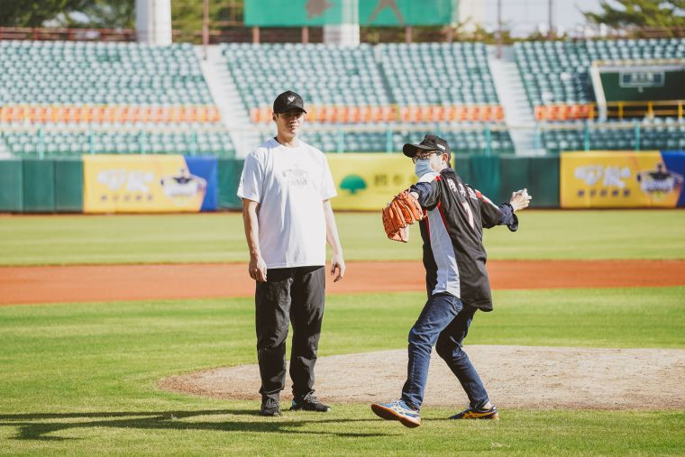 陳偉殷在旁指導市長陳其邁投出漂亮的一球，為今年的「國泰真殷雄棒球訓練營」揭開序幕。官方提供