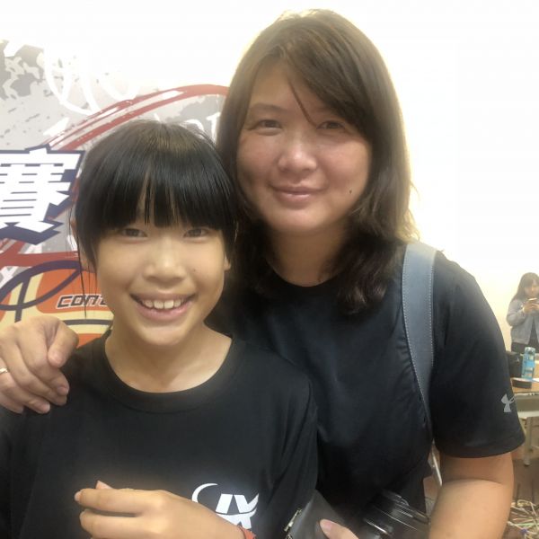 陳怡儒帶女兒吳雙參加第4屆全國國小籃球聯賽（EBL）現場留影。大會提供