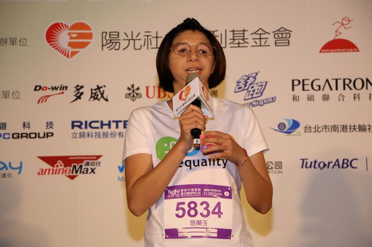 陽光基金會傷友代表范榮玉 挑戰21K賽事支持臉部平權。主辦單位提供
