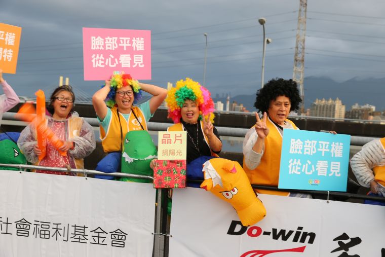 陽光基金會的傷友們在今日(10)臺北國道馬拉松成立加油團，精心打扮為抵達終點的跑者們加油打氣!。主辦單位提供