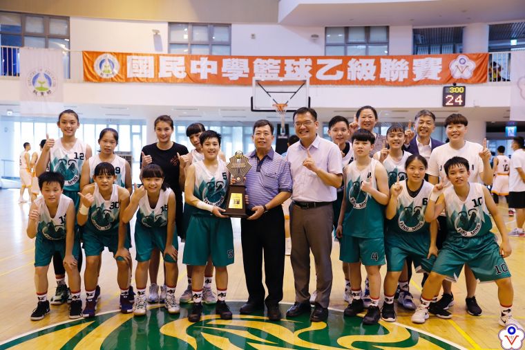 陽明喜慶改制25年來在JHBL國中、HBL高中籃賽的第一冠 。大會提供