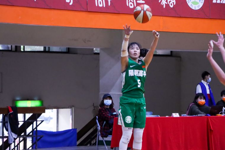 陽明高三「一姊」李若瑋三分球5投中2拿18分、4籃板。大會提供