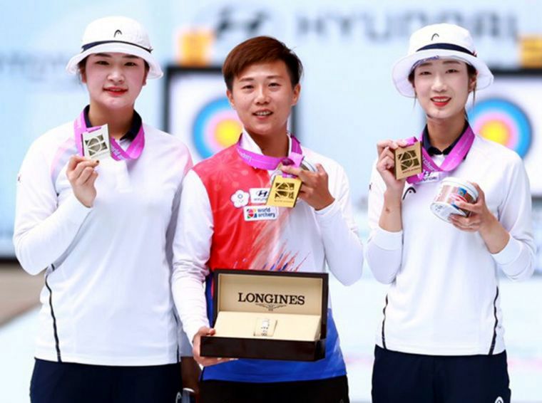 雷千瑩(中)打敗姜彩榮(左)和崔美善(右)兩位現任和前任世界紀錄保持人，勇奪世錦賽金牌。倪大智／提供。