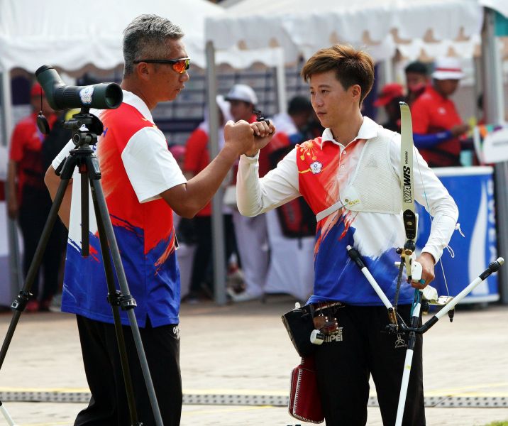 雷千瑩(右)和教練倪大智。李天助／攝影。
