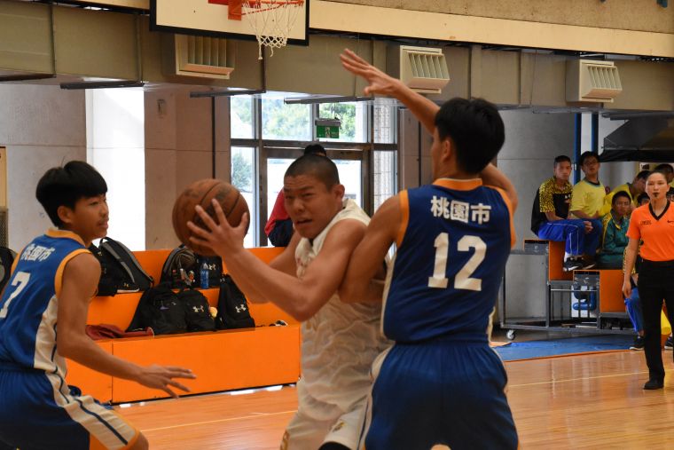青年徐宇煇籃下強攻20分17籃板雙十。