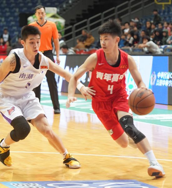 青年朱峻賢14分、6籃板、5助攻。