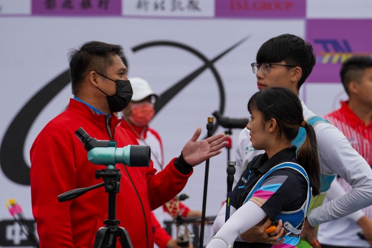 青年隊教練劉炳宏提醒選手。大會提供