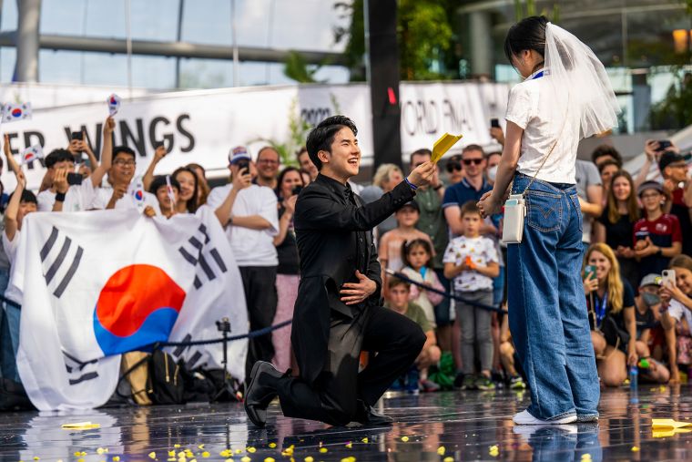 韓國選手Seunghoon Lee像是魔術師般展現出迴旋等特殊紙飛機技巧獲得花式項目冠軍，當下更直接在舞台上向女友求婚，獲得全場歡呼。官方提供