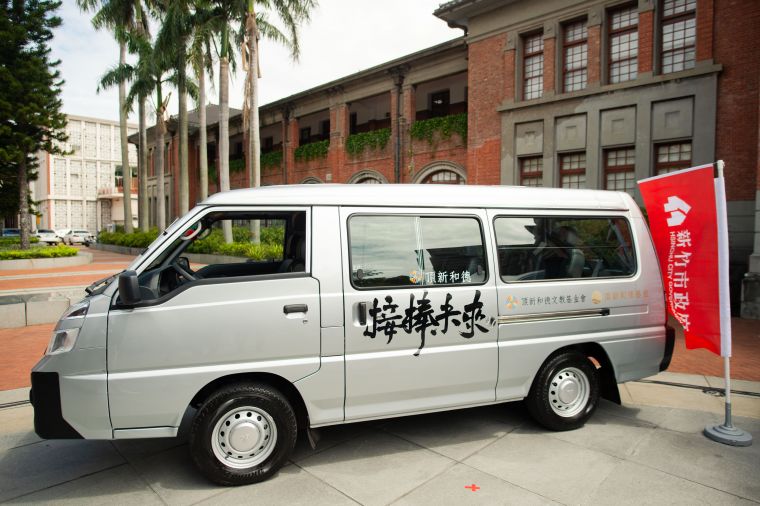 頂新和德捐竹市9輛交通車。官方提供