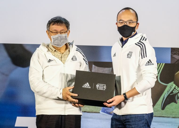頂級贊助夥伴台灣阿迪達斯總經理吳子倫致贈臺北馬拉松限定鞋給柯文哲市長。大會提供