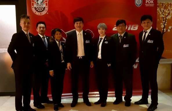 中華民國競技飛鏢總會創辦人郭金耀(中)首度率領中華隊前往首爾參賽。