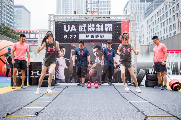 首場「UA武裝制霸 挑戰巡迴」活動邀請Lamigirls籃籃、菲菲現場與粉絲一同組隊，進行武裝制霸關卡PK挑戰。