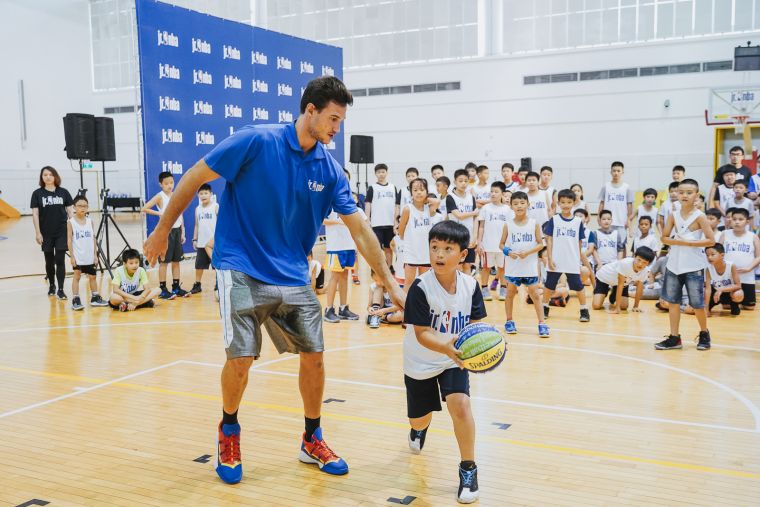 首屆Jr. NBA訓練營在台灣舉辦，開幕儀式邀請到NBA球星戴尼洛‧蓋里納利(Danilo Gallinari)，蓋里納利也相當親切的與學員一對一籃球互動。主辦單位提供