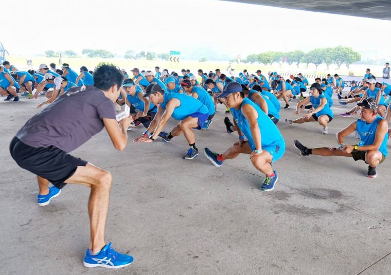 首站「SEIKO X ASICS精準訓練營」移地至台北大直橋訓練，由亞瑟士專屬教練指導跑步幅度及姿勢修正，讓跑者直呼受益良多。主辦單位提供