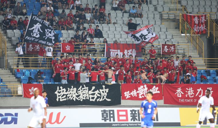 香港有不少啦啦隊來台。李天助攝