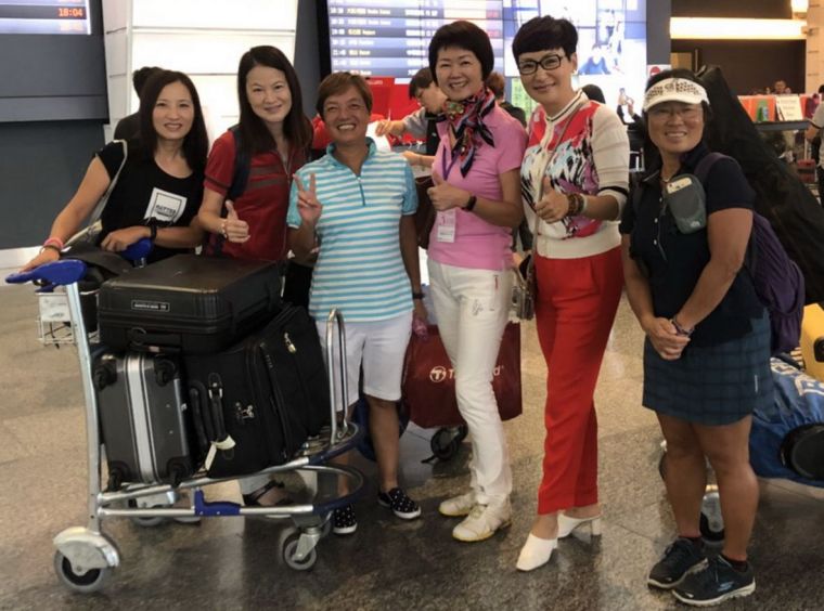 香港隊員與中華婦女會長何美貞合影。
