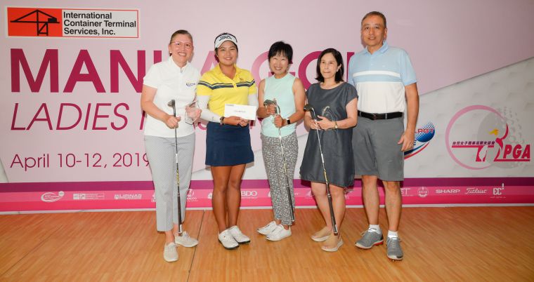 馬尼拉高爾夫巡迴賽理事長Edward Tiu(右一)頒發配對賽冠軍獎金及獎牌給泰國選手喬雷達(左二)及同組三位業餘球友。