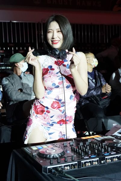 驚奇一：獵鷹辣DJ妖嬌上週應景穿改良式旗袍登場，再度辣翻全場。  台灣運彩xT1聯盟提供