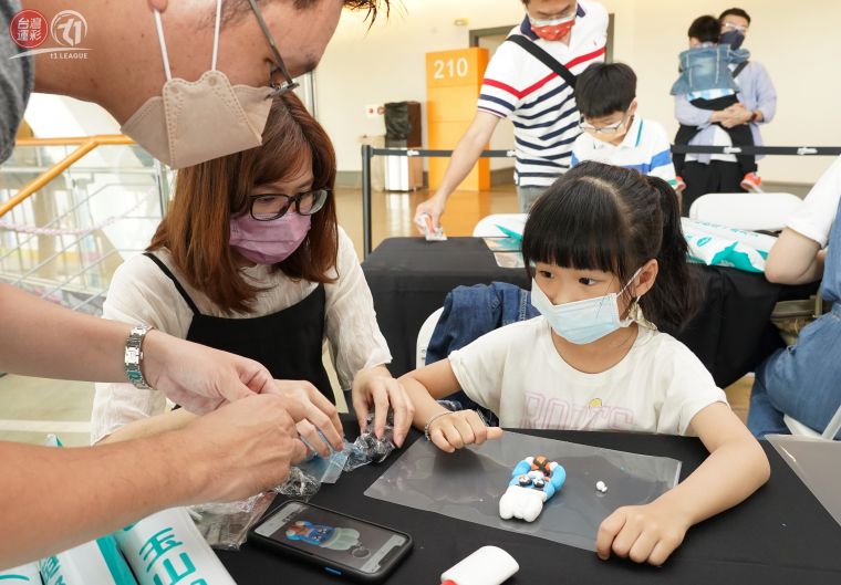驚奇六：海神主場活動舉辦手作DIY活動，讓小朋友們玩得盡興。1  台灣運彩xT1聯盟提供