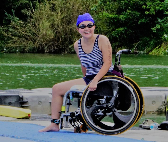 骨癌截肢林睦卿參加鐵人接力賽的游泳部份。全國鐵人三項協會提供