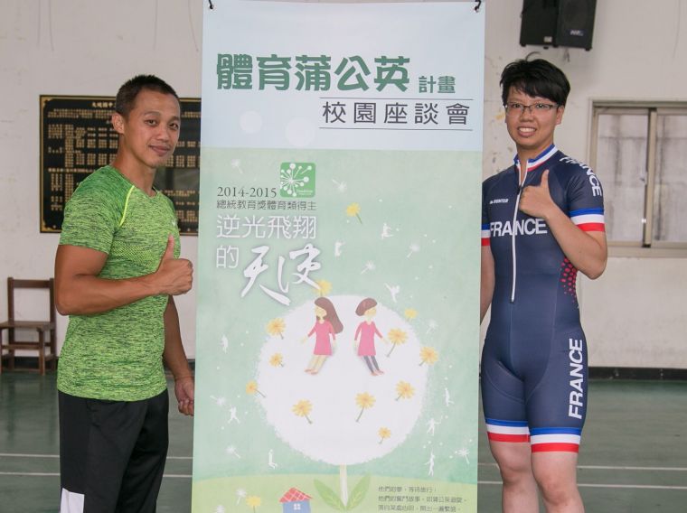 體操選手黃怡學（左）與競速滑冰選手薛楚頻到校園分享體驗。