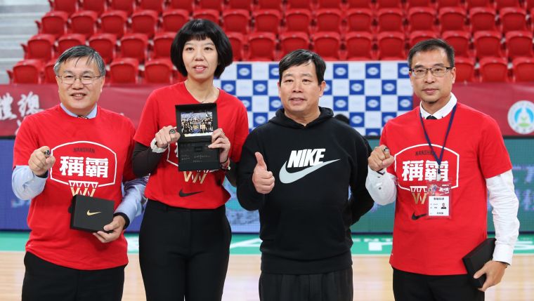 高中體總會長胡劍峰（右二）頒上季冠軍戒給南山教練李陸臻（左二)。大會提供