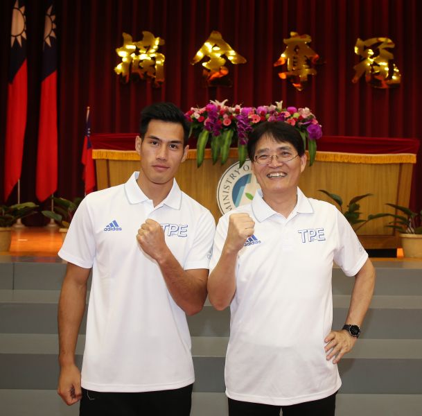 楊俊瀚(左)與署長高俊雄。李天助攝