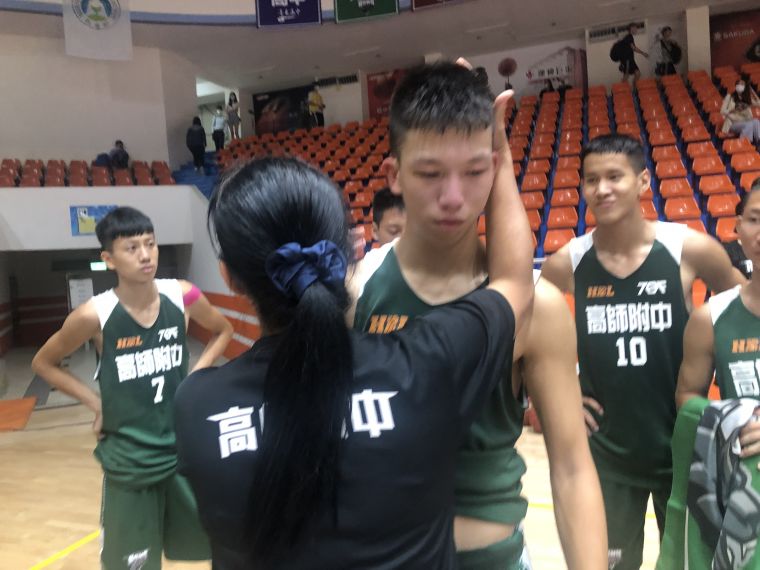 高師附中女教練唐逸文安爆哭的球員。大會提供