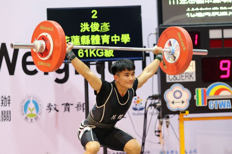 高男組61公斤級洪俊彥，為花蓮體中奪下舉重首金，同時也是地主花蓮縣的第3面舉重金牌。蔡宗憲攝