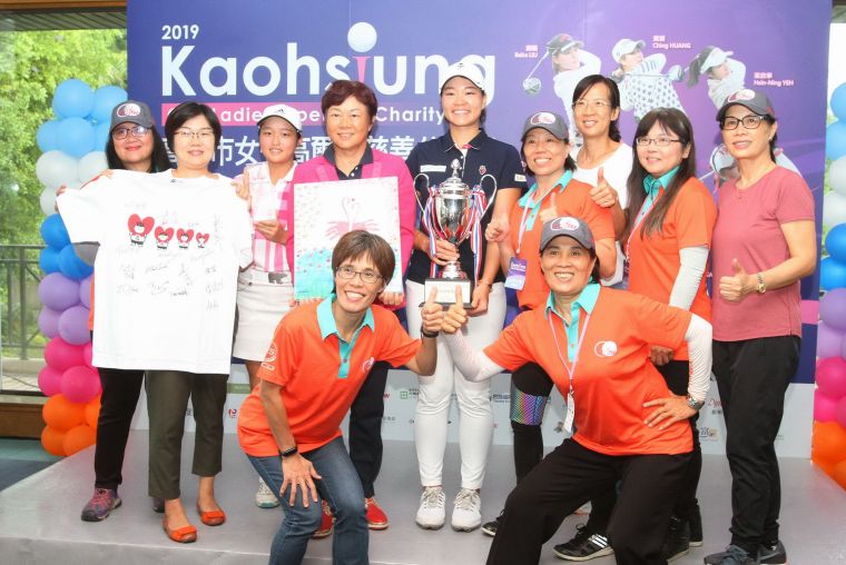 高雄市女子高爾夫慈善賽冠軍得主劉嬿和志工媽媽一起合影。大會提供