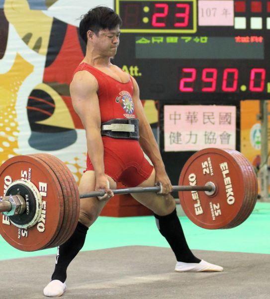 高雄市謝宗庭不負眾望，以舉破男66公斤級亞洲紀錄的成績完成10連霸。高雄市政府運動發展局提供