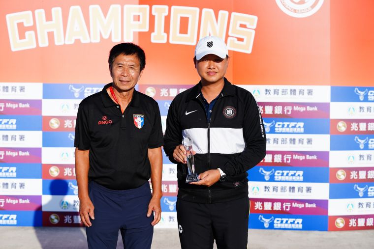 高鳳球會黃偉庭總教練(右)拿下青年聯賽U15男子組最佳教練獎。大會提供