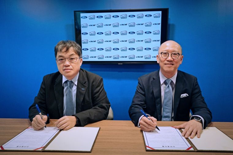 麗寶渡假區副董事長陳志鴻（右）與福特六和汽車營銷服務處副總經理蘇嘉明簽署賽事合作備忘錄。官方提供