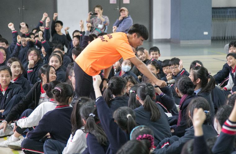 黃楷軒和靜心小學的同學們 熱烈的互動。國立體大體提供
