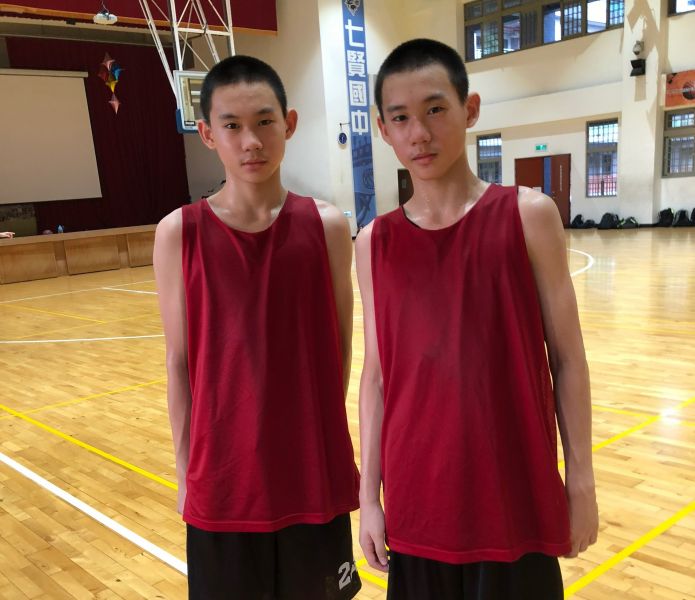 龍華教練陳正中雙胞胎兒子陳罡翼（右）、陳罡騏現效力七賢。大會提供