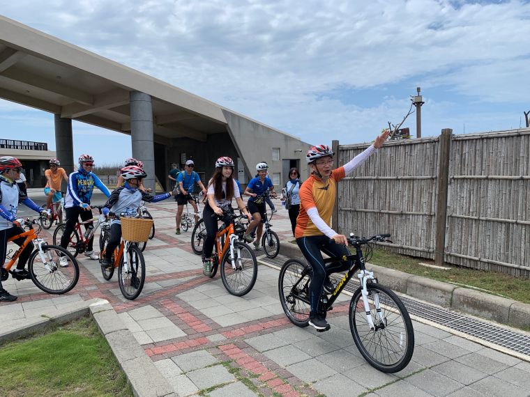 澎湖國家風景區管理處處長許宗民（前一）進行跳島西遊記活動為台灣自行車日活動造勢。官方提供