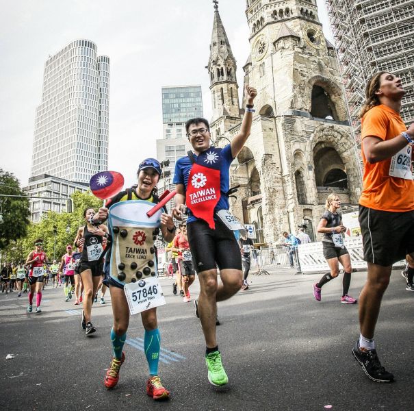 2018台灣精品代表隊跑者以創意珍奶造型參賽超級吸睛。大會提供