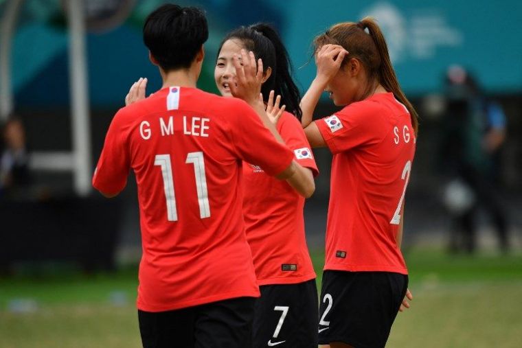 南韓美女球星李玟娥(中)進第3球。法新社