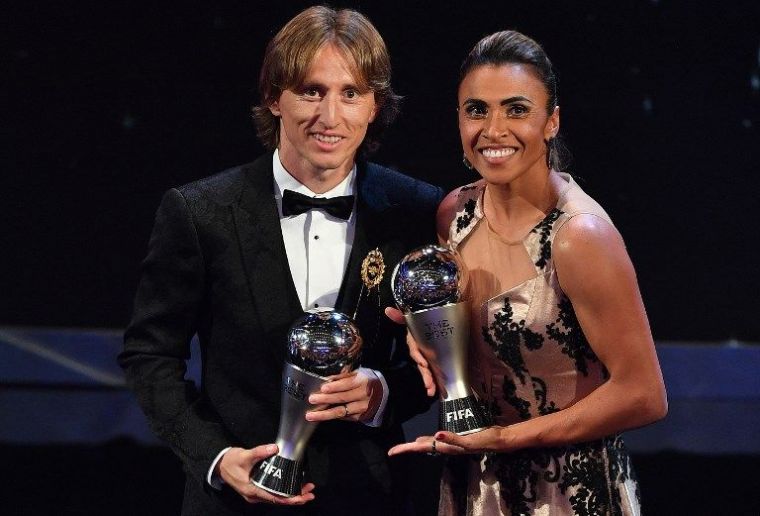 莫德里奇(左)、瑪塔獲最佳男、女足球員獎。法新社