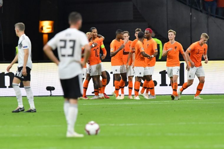 德國（白球衣）0-3輸荷蘭，今年已輸5場。（法新社）