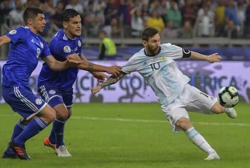 梅西(右)射進12碼球才幫阿根廷扳平。法新社