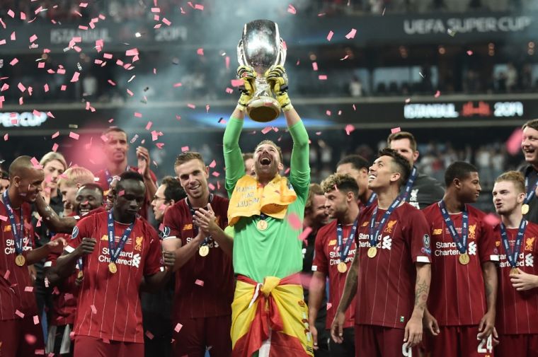 門將阿德里安舉起歐超冠軍盃，利物盃隊史的第4冠。（法新社）